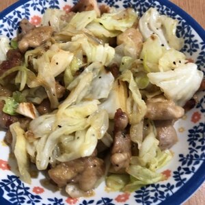 ご飯がすすむ☆鶏肉とキャベツのガリバタ炒め